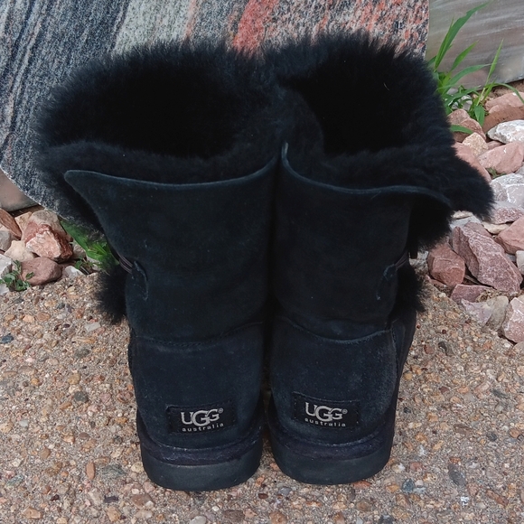 UGG Bailey button black leather shearling lined boots womens 7 - Picture 4 of 10